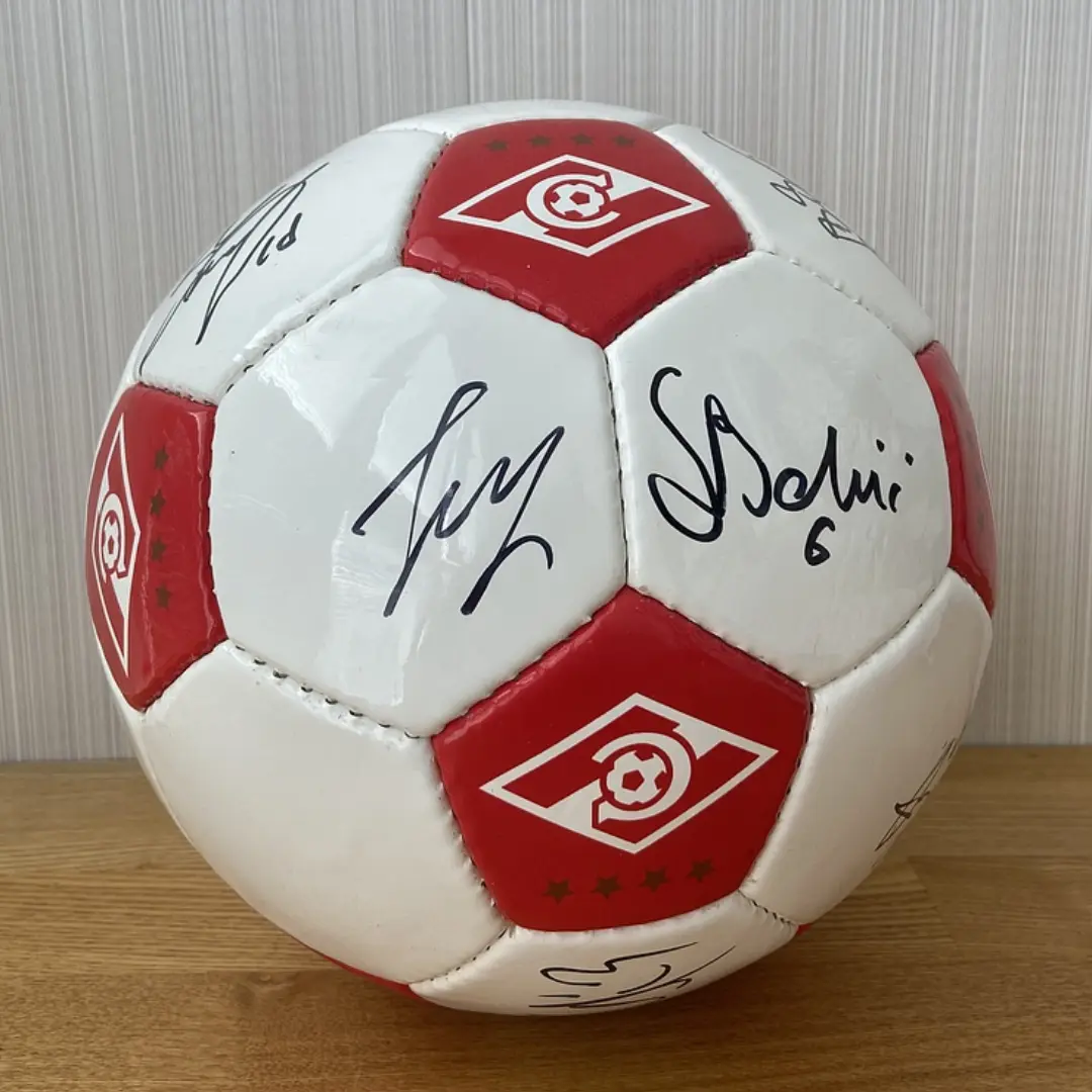 ФК «Спартак», мяч с автографами футболистов